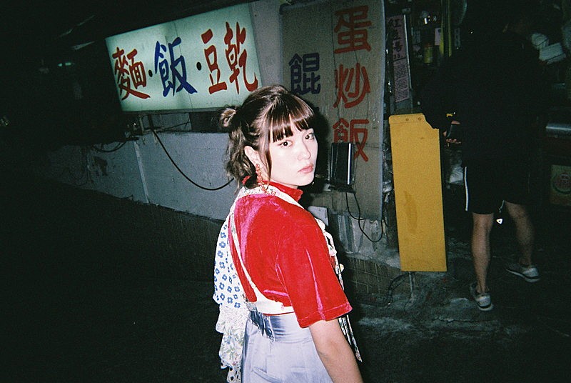 ＳＨＥ　ＩＳ　ＳＵＭＭＥＲ「SHE IS SUMMER、新曲MV「嬉しくなっちゃって」MICOが台湾で踊り食べる」1枚目/5