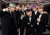 「BTS、【第61回グラミー賞】で着用のスーツがグラミー・ミュージアムで展示」1枚目/1