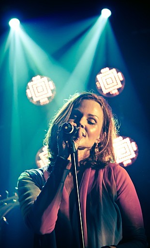 「＜コラム＞ポップでありながら、深みを増していく、ベリンダ・カーライルの歌声」