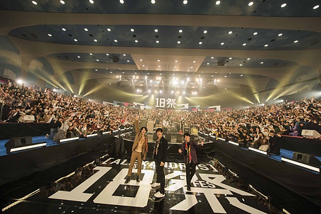 「[ALEXANDROS]が18歳世代1,000人と創り上げた奇跡のステージ、“18祭（フェス）”放送決定」1枚目/3