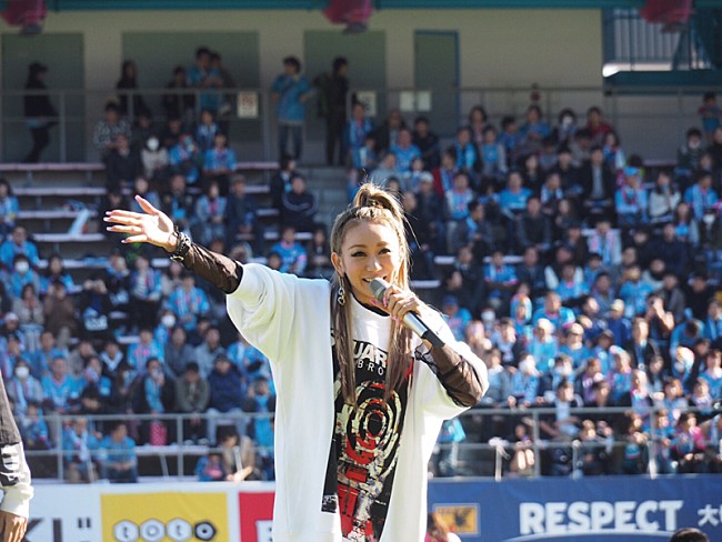 「倖田來未、J1リーグ・サガン鳥栖vs北海道コンサドーレ札幌戦でSPパフォーマンス披露」1枚目/7