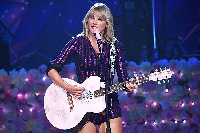 「テイラー・スウィフト、リリースしたばかりのクリスマス・ソングを初パフォーマンス」1枚目/1