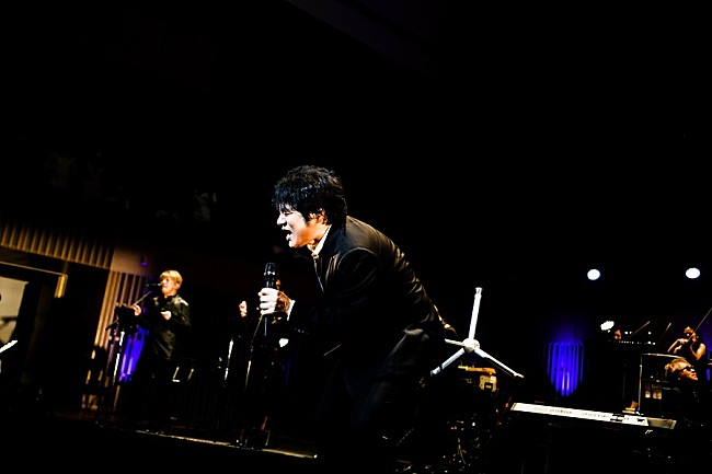 「ASKA初のバンド×ストリングス全国ツアーが京都で開幕　さらなる音楽の高みを見据えた渾身のステージ」1枚目/3