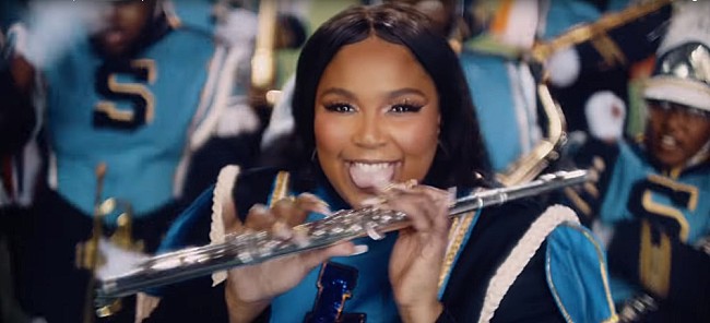 「リゾ、「グッド・アズ・ヘル」新MV公開　名物マーチング・バンド＆チアリーディング・チームと共演」1枚目/1