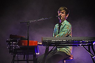 「ジェイムス・ブレイク、ビリー・アイリッシュの「when the party's over」をライブでカヴァー」