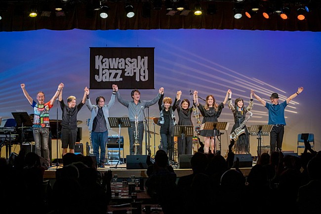 「【かわさきジャズ2019】女性ホーンズと吉田栄作の“グラマラス”な共演、世代もジャンルも超えた一夜」1枚目/7