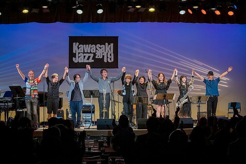 【かわさきジャズ2019】女性ホーンズと吉田栄作の“グラマラス”な共演、世代もジャンルも超えた一夜