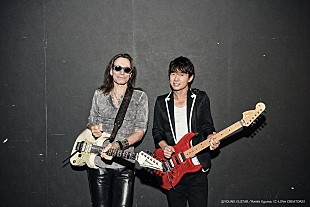 「スティーヴ・ヴァイ×春畑道哉、ギタリスト対談＆ギター誌表紙でツーショット実現」