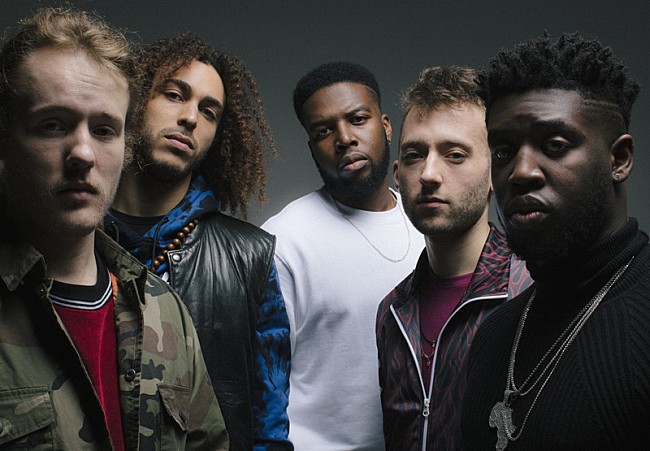 「＜コラム＞UKジャズシーンを席巻するエズラ・コレクティヴ、そのエネルギーを支える“カルチャー”（TEXT：柳樂光隆）」1枚目/1