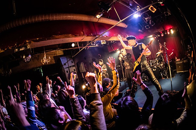 「爆風スランプ初の武道館から34年―――再現ライブで「大きな玉ねぎの下で」熱唱！ サンプラザ中野くん「来年還暦を迎えます！」」1枚目/7