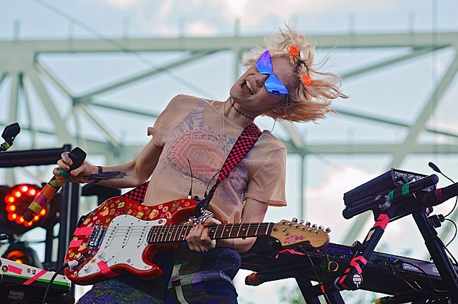 「グライムス、トップレス写真とともに妊娠を発表」1枚目/1