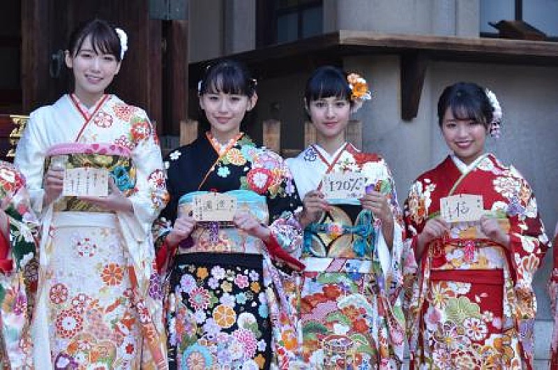 「飯豊まりえ、バカリズム作品への出演かなわず　新成人の１３人が晴れ着姿を披露」1枚目/1