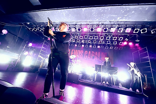 「ルイス・キャパルディ、海外ではアリーナを埋める新星の初単独来日公演のレポート到着」1枚目/7