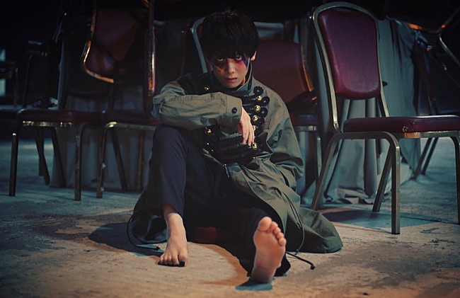 「みやかわくん、自身デザインのカスタムシューズが「rhythm」MVニューバランスver.に登場」1枚目/2