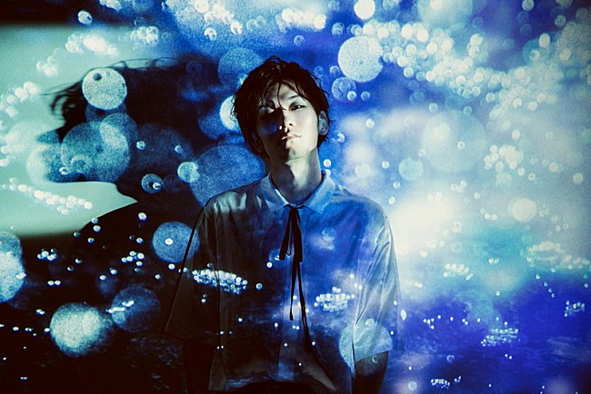 「TK from 凛として時雨、TVアニメ『pet』OPテーマ「蝶の飛ぶ水槽」MV公開」1枚目/3
