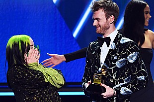 「ビリー・アイリッシュ、【グラミー賞】5冠に満面の笑み」