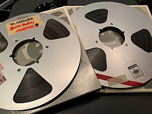 「TM NETWORK、急きょ発掘された“幻の作品”をデビュー35周年記念ベストアルバムに収録へ」