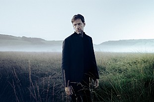 「レディオヘッドのエド・オブライエン、EOB名義のソロ・デビューAL『アース』完成」