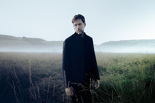 「レディオヘッドのエド・オブライエン、EOB名義のソロ・デビューAL『アース』完成」1枚目/3