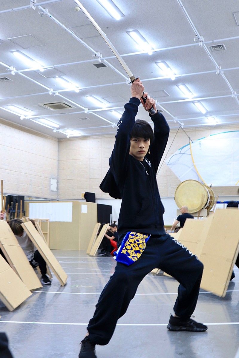 「新田真剣佑「必死でみんなで仕上げた」　地球ゴ－ジャス新作稽古で殺陣＆歌声を披露」1枚目/1