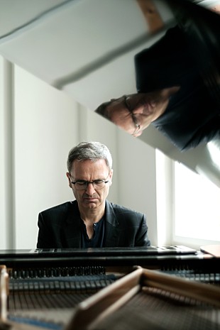 「ヘニング・シュミート、新作『Schlafen』完成＆全国16都市を回る来日ツアー決定」