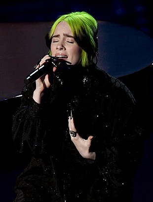 「【ブリット・アワード2020】ビリー・アイリッシュ、007テーマ曲を初披露へ　ハンス・ジマー＆ジョニー・マーも参加」