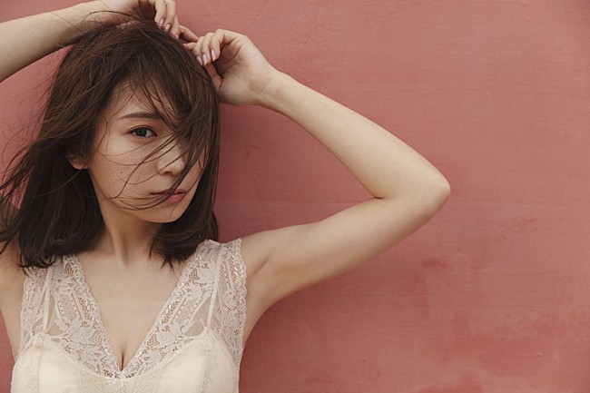 「秋元真夏（乃木坂46）、大人の表情＆谷間が見えるイタリアでのカット公開」1枚目/1