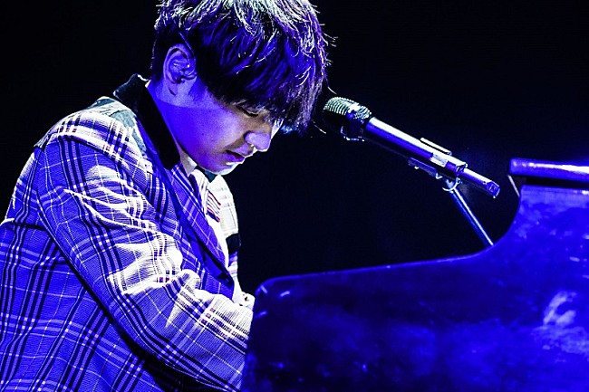 「Official髭男dism、自身最長ホールツアーが閉幕　米子公会堂にて行われたツアーファイナルのレポートが到着」1枚目/7