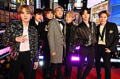 「BTS、“Carpool Karaoke”でブルーノ＆カーディ/ポスト・マローンの人気曲を熱唱」1枚目/1