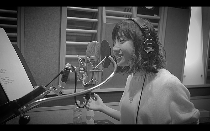 有安杏果の新曲「虹む涙」MV公開、歌う姿をワンカットで撮影