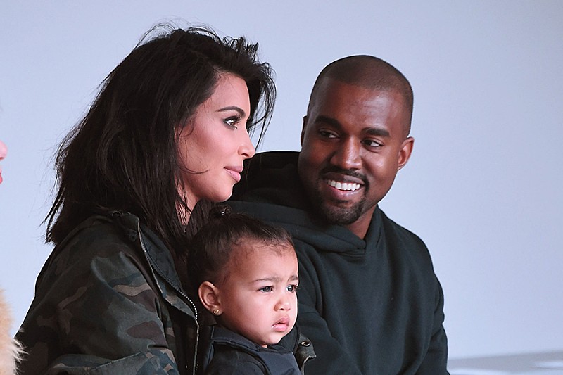 カニエ・ウェストの娘ノースちゃん、パリ開催の【YEEZY】ショーでラップを初披露