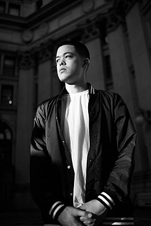 「米日を繋ぐパンチラインマシーン=MIYACHIが最新MV「VAMOS feat. V」を公開」