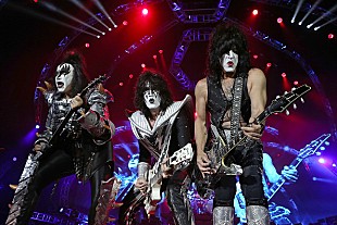 「KISS、ステイプルズ・センターで行ったライブで故コービーを追悼」