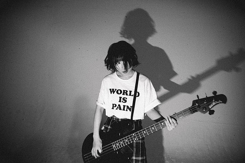 PEDRO（アユニ・D）、新作EP『衝動人間倶楽部』より、全編16mmフィルムカメラで収録した「WORLD IS PAIN」MV公開