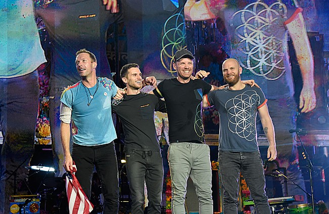 「コールドプレイ、ディストピアンな「Trouble in Town」のMVを公開」1枚目/1