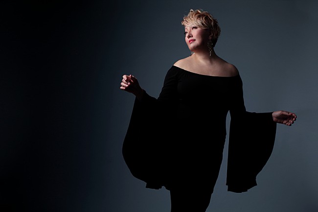 「ジャズシンガー“ギラ・ジルカ”、ラジオから生まれたヒット曲「ケンちゃん」のMV公開」1枚目/2