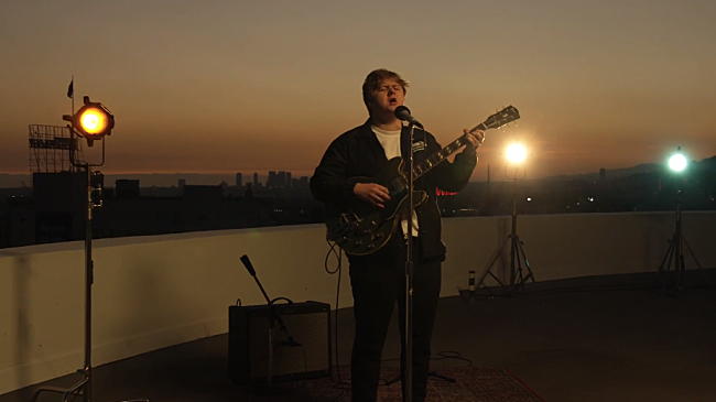 「ルイス・キャパルディ、全英1位獲得の「ビフォア・ユー・ゴー」のライヴver.を公開」1枚目/4