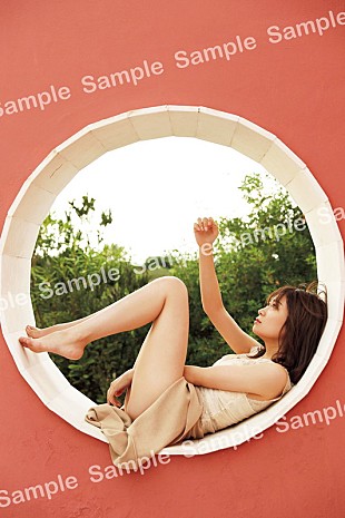 「秋元真夏（乃木坂46）、2nd写真集の書店限定ポストカードはセクシー＆キュートな7種」