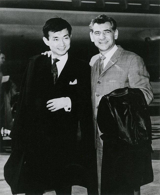 「1961(S.36)4.24ニューヨーク・フィル来日の際、バーンスタインと初めての帰国at羽田(c)ヴェローザジャパン」2枚目/4