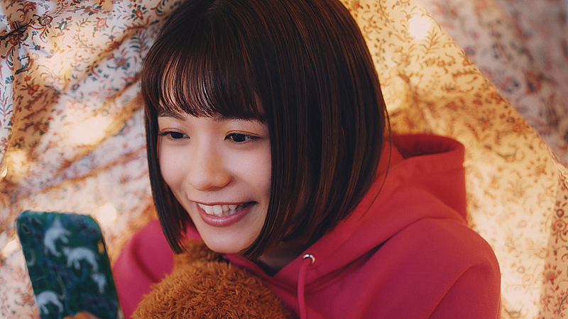 「足立佳奈、ライブ配信アプリ「HAKUNA」とのコラボCM公開」1枚目/1