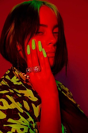 「ビリー・アイリッシュ、デビュー・アルバムに影響を与えた楽曲のプレイリストを公開」