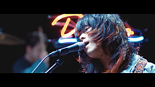 「ドミコ、新作MV「びりびりしびれる」撮り下ろしのホワイトライオン×ストイックな演奏シーン」