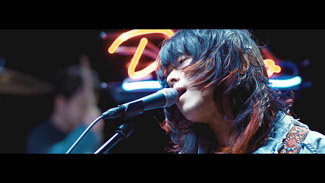 「ドミコ、新作MV「びりびりしびれる」撮り下ろしのホワイトライオン×ストイックな演奏シーン」1枚目/4