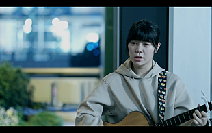 「眉村ちあき、ライブで人気のラブソング「おじさん」MVを公開」