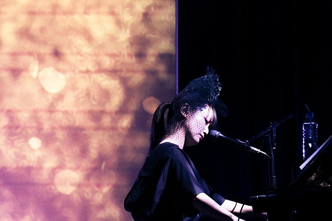 「大塚 愛、4曲のピアノ弾き語りライブ映像を公開」1枚目/4