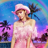 「安斉かれん、サイバーな雰囲気の新作MV「FAKE NEWS REVOLUTION」公開」1枚目/2