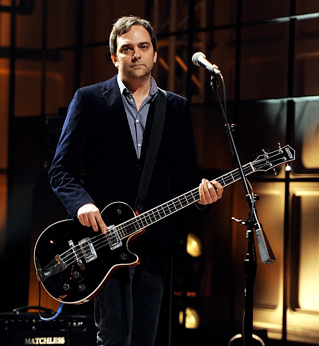 「ファウンテンズ・オブ・ウェインのアダム・シュレシンジャー、新型コロナ合併症で死去」1枚目/1