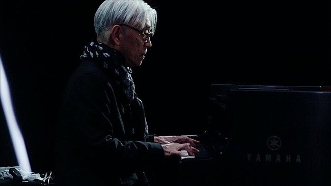 「坂本龍一、新型コロナ感染防止対策を徹底したプレミアムライブで名曲披露」1枚目/3