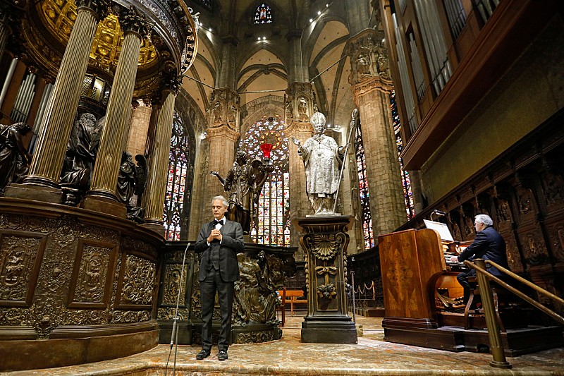 アンドレア・ボチェッリ、伊ドゥオーモ大聖堂で感動的な無観客パフォーマンスを披露 