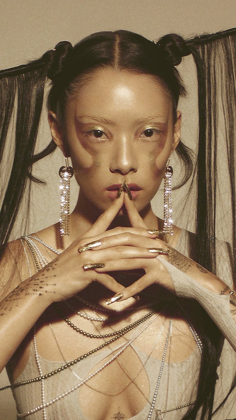 リナ・サワヤマが、The 1975擁するレーベルDirty Hitよりデビュー・アルバムをリリース 